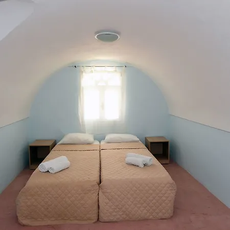 Leon Hotel Perissa (Santorini)