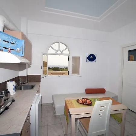 Leon 3* Perissa (Santorini)